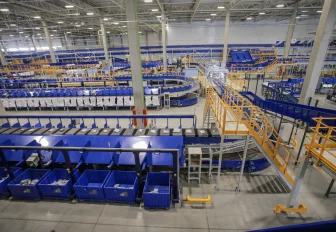 Миллион писем рассортировали новосибирские почтовики на праздниках