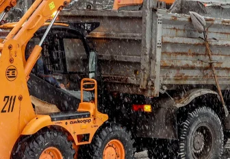 Снег на восстановленных газонах Дзержинки убирают особенно аккуратно