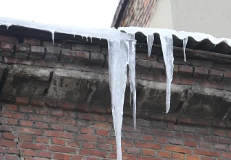 200 тысяч взыскали за падение наледи на школьника в Новосибирске (18+)