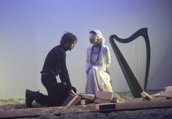 Чеховского «Иванова» с арфой на пляже показал новосибирский театр