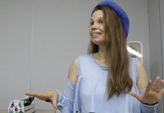 Брюки-стульчик и платье-шкаф: модный лук для инвалидов