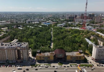 100 кг семян посеют на газоны в сквере Сибиряков-Гвардейцев
