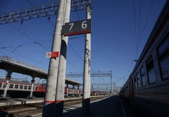 Рухнувшая на пути опора задержала поезда в Новосибирской области