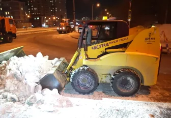 Погода продлила смены ДЭУ: видео ночной уборки в центре Новосибирска