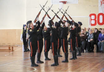 Подростки показали строевую выучку на смотрах в «Тёплом доме»