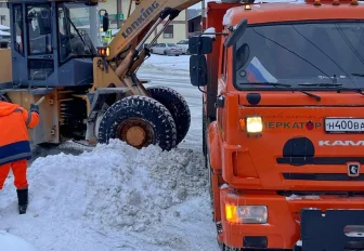 «Терпим и работаем»: снегопад держит в тонусе новосибирских дорожников