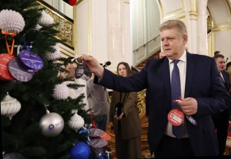 Полпред Серышев снял шарики с «Ёлки желаний» в Кремле