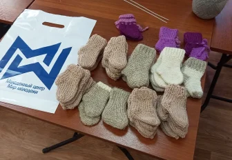 Крошечные носочки для недоношенных малышей вяжут волонтёры Академгородка