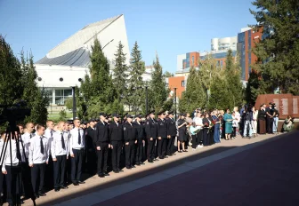 Окружённую елями аллею памяти открыли у главка МВД в Новосибирске