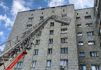 Троих альпинистов вызволили из перекошенной люльки в Новосибирске