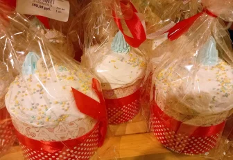 Не изюмом единым: куличи с колбасой и маслинами продают в Новосибирске