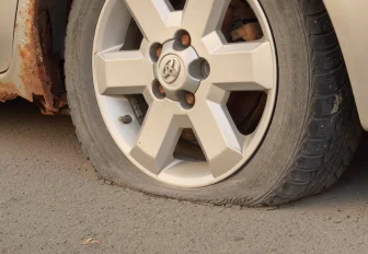 Засыпанные листвой автомобили эвакуируют с улиц Новосибирска
