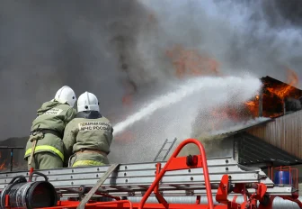 Огонь уничтожил два дома на Лесоперевалке в Новосибирске 