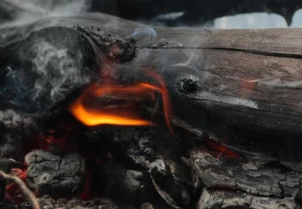 Из-за пожара с гибелью троих человек завели дело под Новосибирском