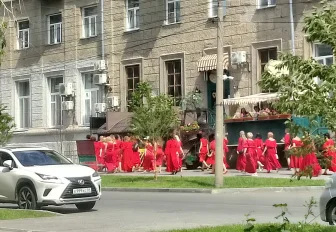 200 женщин в красных платьях выстроятся в «Сердце мира» перед НОВАТом