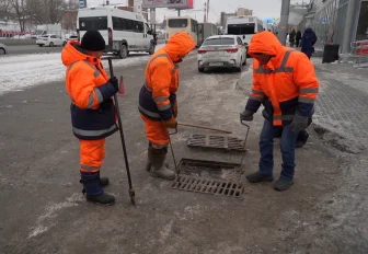 До прихода тепла дождеприёмники на Большевистской чистят вручную