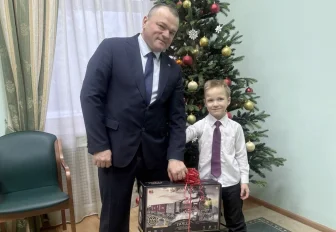 Новогодние подарки от полпреда Серышева получили ещё пятеро детей