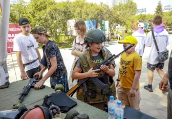 «Марафон единства»: подростки примерили бронежилеты в Бугаков-парке