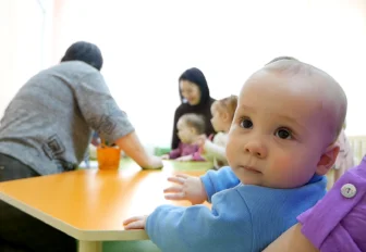 Мамы в восторге: младенцев принимают в детсаду на Невельского