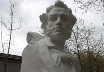 По пушкинским местам Новосибирска: плоский памятник и посмертная маска поэта