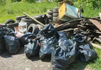 Гору покрышек и сломанный стул достали из озера на Акатуйском