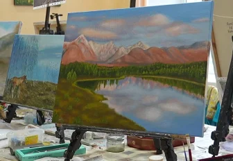 Рисовать шикарные картины для выставок учат пенсионеров в Новосибирске