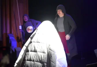 Необычного «Гамлета» с призраками под одеялом показали в театре кукол