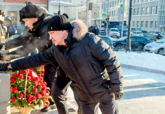 Мэр Кудрявцев возложил цветы к бюсту Александра Покрышкина