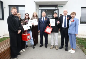 Мэр Кудрявцев вручил ключи от квартир четырём детям-сиротам