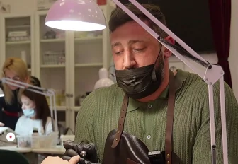 На ноготочки к мужчине: брутальный новосибирец увлёкся маникюром