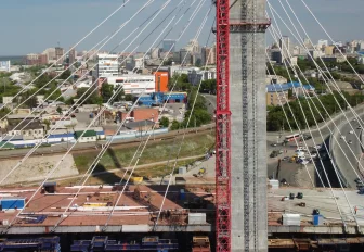26 стальных вант смонтировали у четвёртого моста в Новосибирске