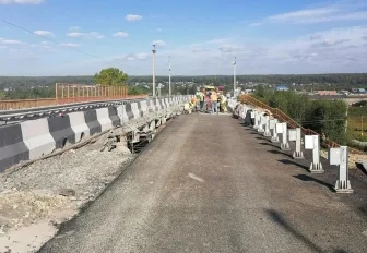 Проезд по обновлённой стороне путепровода открывают на трассе у Плотниково