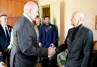 Новосибирского фронтовика поздравил с Днём Победы сенатор Карелин