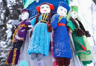 Вязаный стрит-арт в Новосибирске: ёлки укутали в уютные обновки