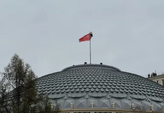 На купол новосибирского оперного театра подняли Знамя Победы