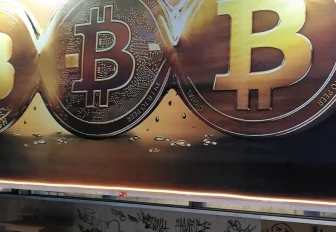 После выхода на фондовую биржу биткойн перешагнул планку в 4,5 млн рублей