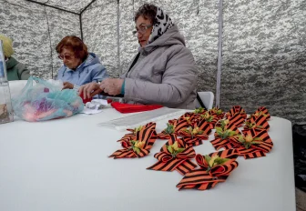 Броши с георгиевской лентой научили делать в «Квартале Победы»