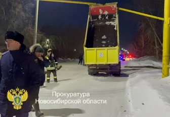 Порванный грузовиком газопровод закачивают ремонтировать под Новосибирском