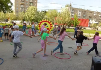 «100 тысяч добрых дел»: весёлый праздник для детей провели в Дзержинке