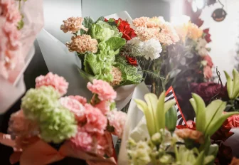 Подсолнечники и ранункулюсы ввезли в Новосибирск к «цветочным» датам