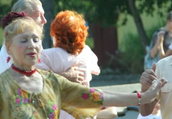 Уличные танцы под духовой оркестр возрождают в Новосибирске