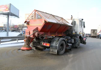 Дороги в Новосибирске начали посыпать для борьбы с гололедицей