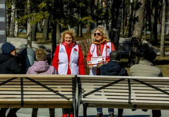 Красные значки-гвоздики раздадут в Центральном парке Новосибирска
