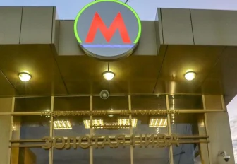 В Новосибирске иномарка влетела в подземный переход метро «Золотая Нива»