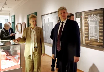 Уникальную выставку «Сны Сибири» оценил полпред Серышев в худмузее