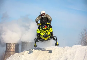 Всероссийские снежные гонки устроили в Новосибирске: 20 горячих кадров