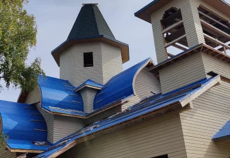 Деревянный храм с многоярусной башней на Охотской обрёл очертания