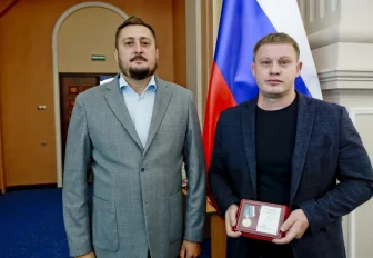 Нагрудный знак «За содействие СВО» вручили новосибирцам в мэрии