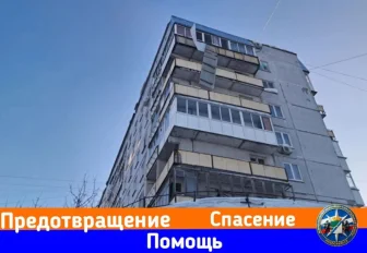 На Кошурникова оторвало обшивку балкона: спасатели не дали ей упасть