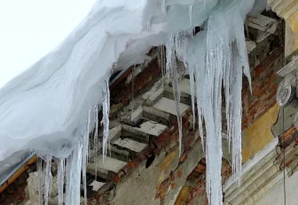 Что делать, если на припаркованную машину с крыши упала глыба льда